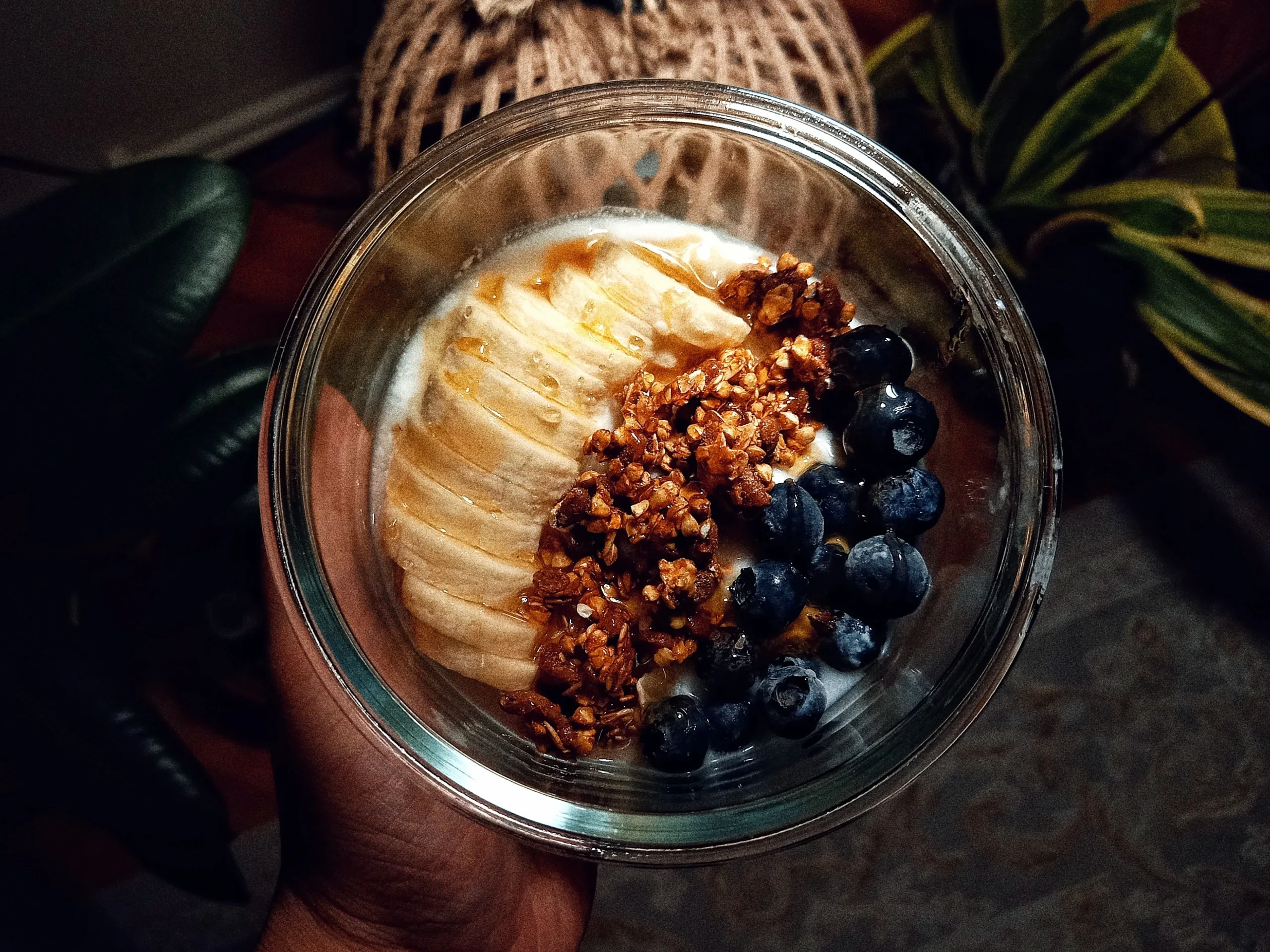High-Protein Breakfast Recipes for Busy Mornings: Creamy Greek Yogurt Protein Bowl with Berries and Crunchy Granola